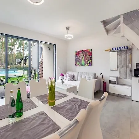 2-story With A Garden And A Pool Hébergement de vacances *