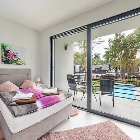 2-story With A Garden And A Pool Hébergement de vacances *