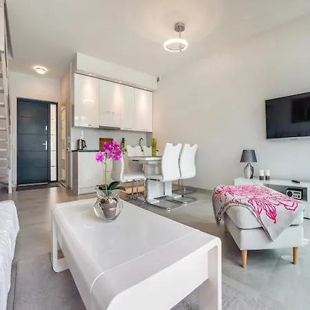 2-story With A Garden And A Pool Hébergement de vacances Pobierowo